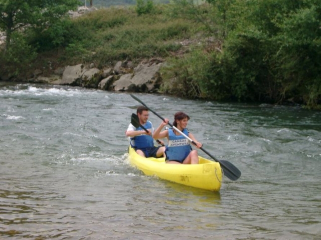 Remando para descender el rio
